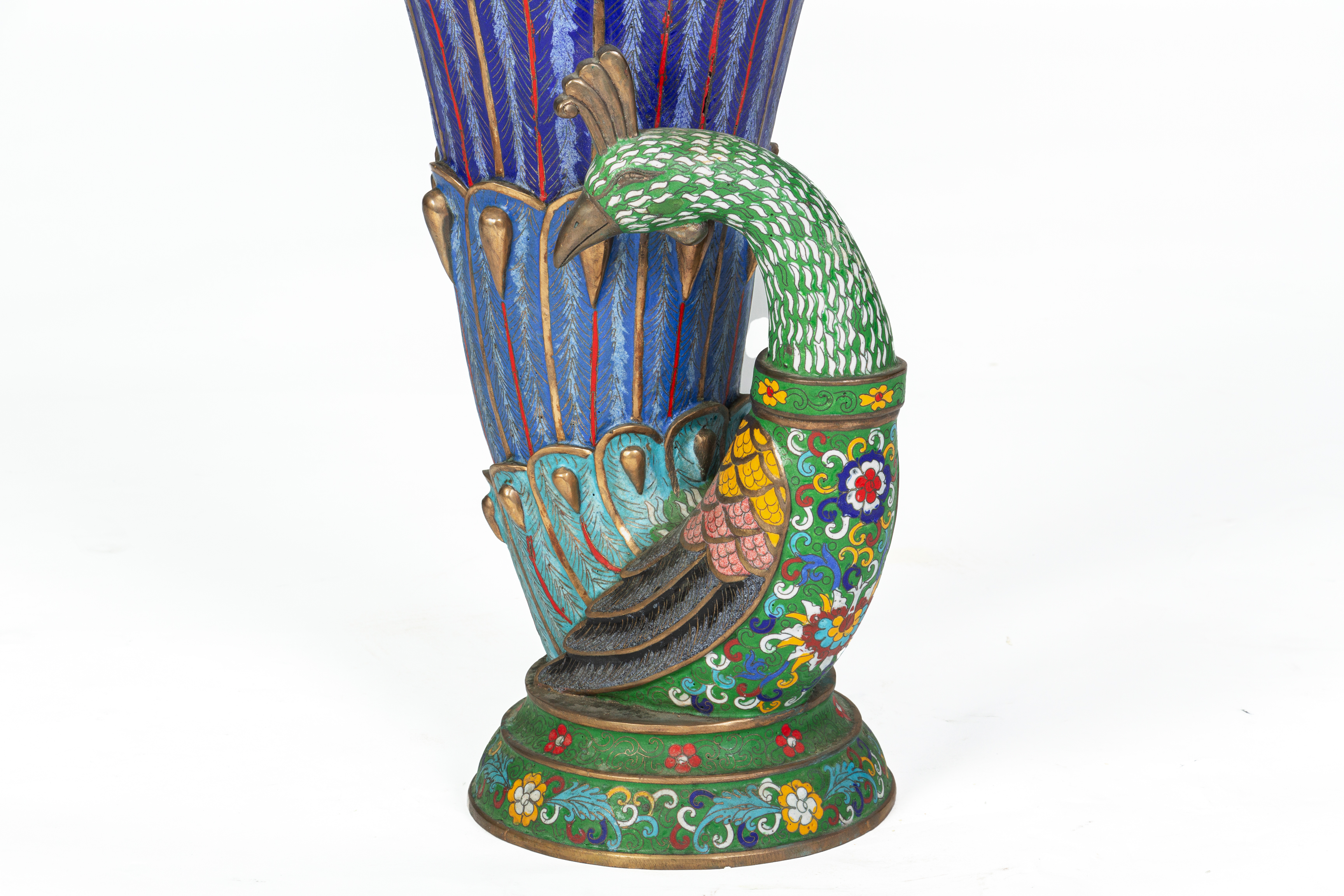 A CLOISONNE ENAMEL PEACOCK FORM VASE - Bild 3 aus 3