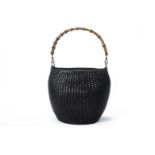 A GUCCI BROWN WOVEN HANDBAG