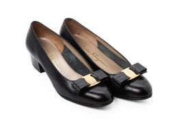 A PAIR OF SALVATORE FERRAGAMO CLASSIC BOW HEELED SHOES UK6.5