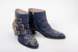 A PAIR OF CHLOE 'SUSANNA' NAVY ANKLE BOOTS EU36