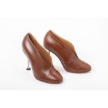 A PAIR OF VICTORIA BECKHAM REFINED PIN LEATHER PUMPS EU36