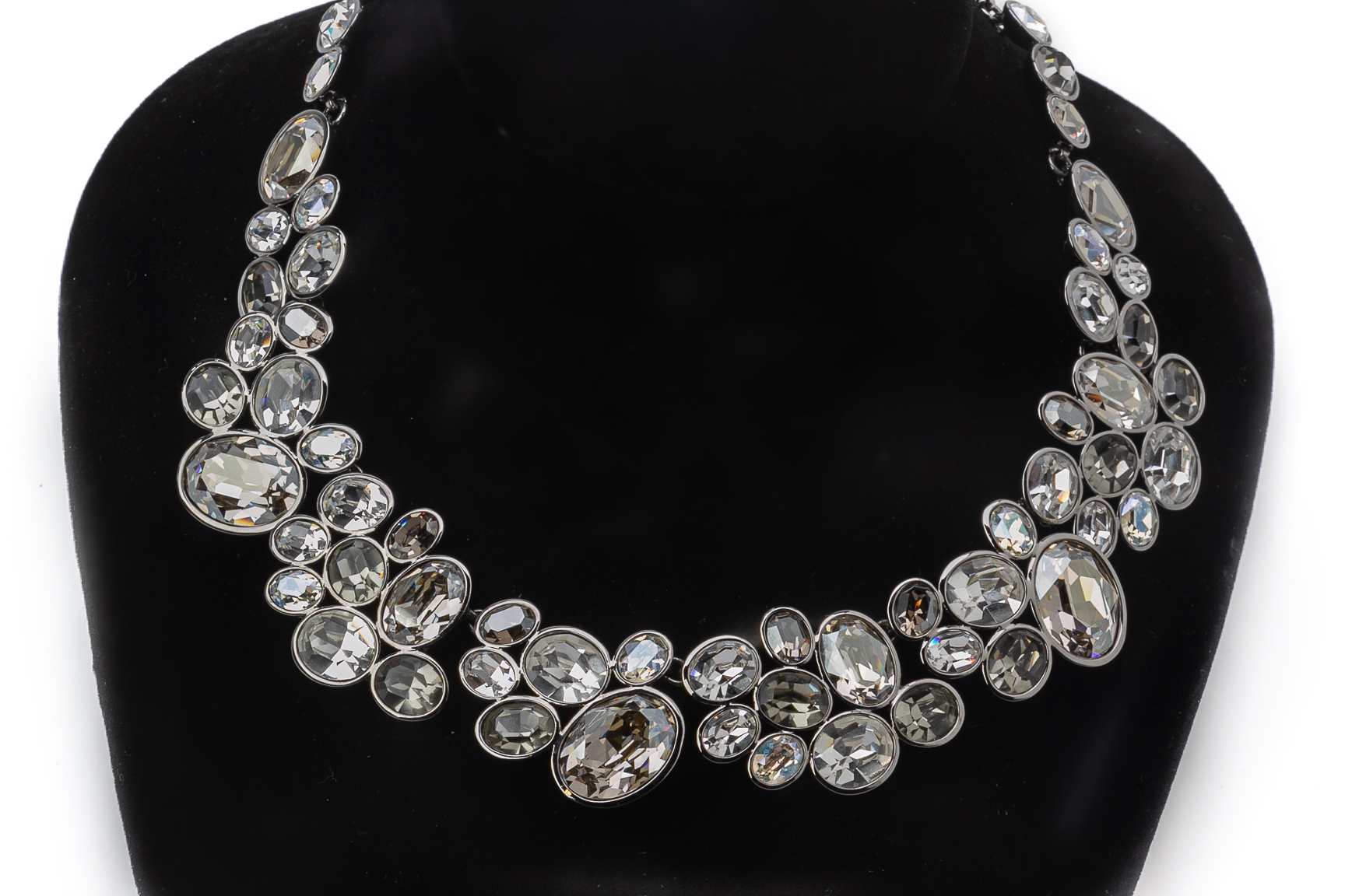 A SWAROVSKI NECKLACE AND EARRINGS SET - Image 2 of 4