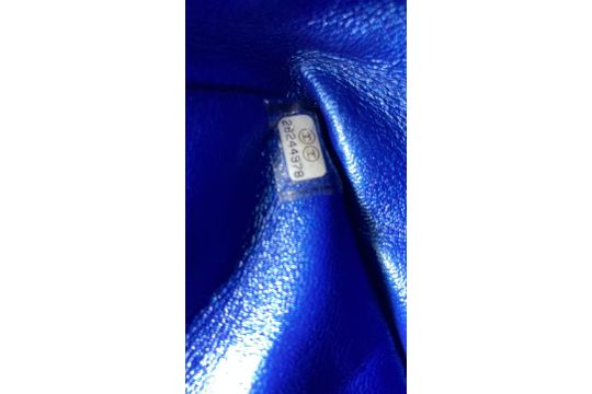 A RARE CHANEL LARGE 2.55 REISSUE METALLIC BLUE HANDBAG - Image 8 of 9