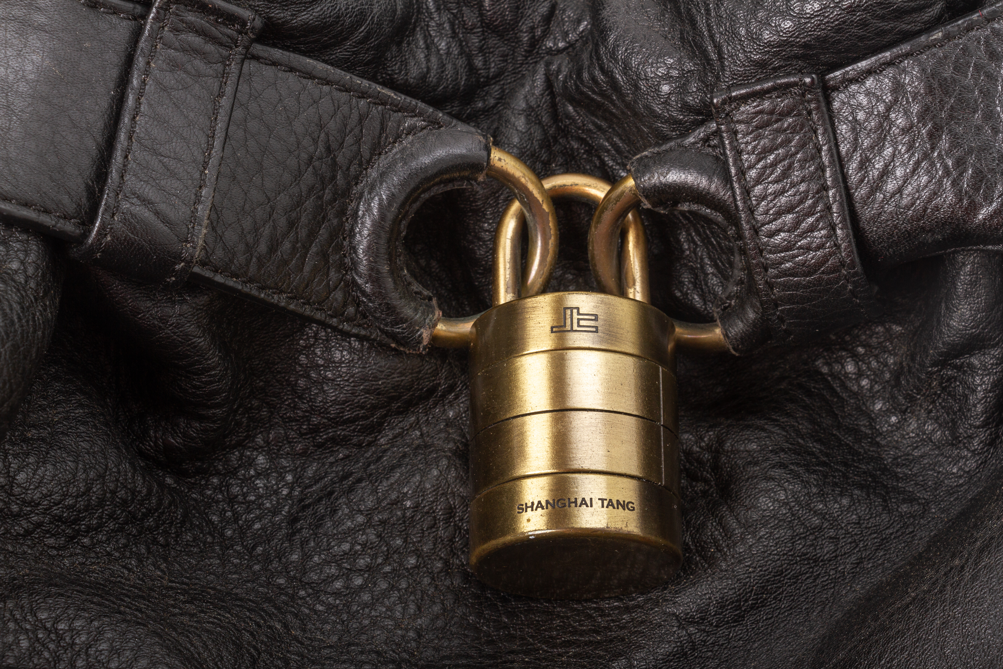 A SHANGHAI TANG BLACK LEATHER HANDBAG - Image 3 of 8