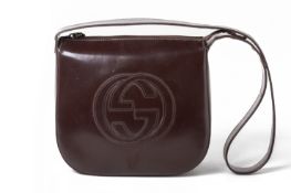 A GUCCI BROWN PATENT LEATHER HANDBAG