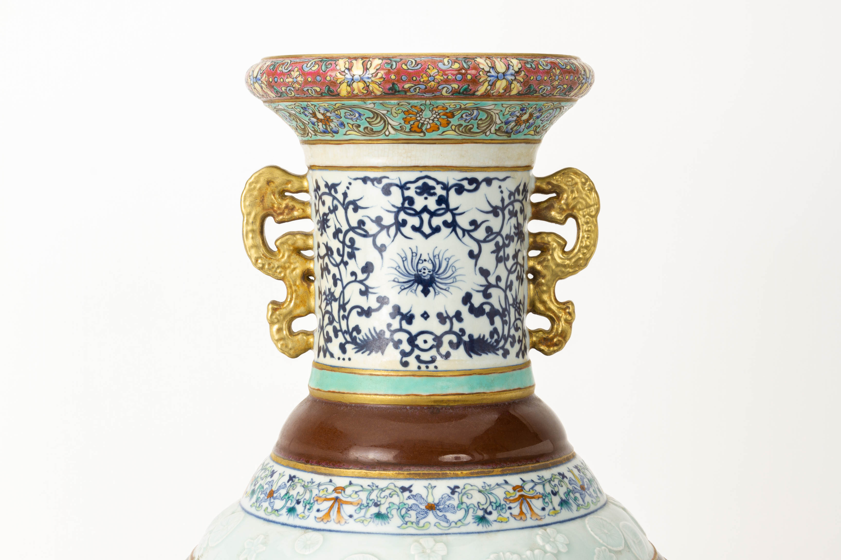 A LARGE FAMILLE ROSE TWIN HANDLED PORCELAIN VASE - Image 3 of 3