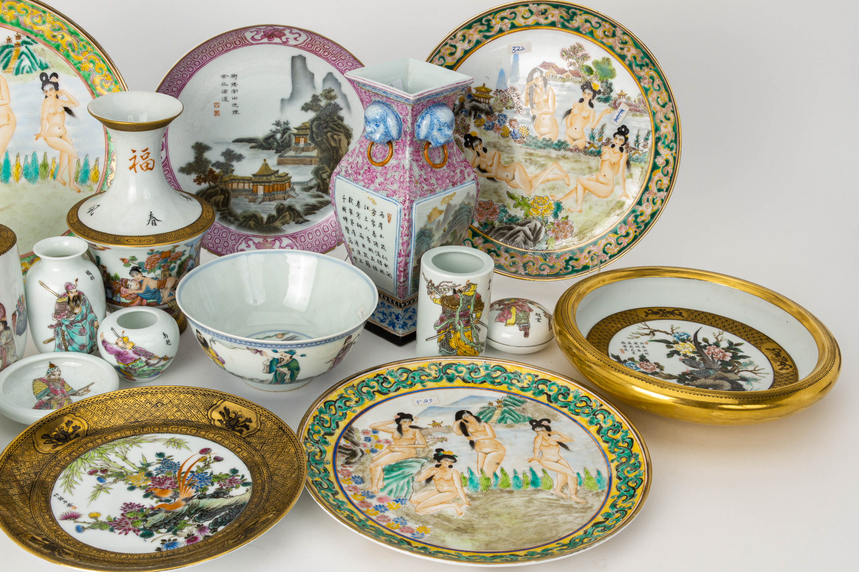 A LARGE GROUP OF ASSORTED FAMILLE ROSE PORCELAIN ITEMS - Image 3 of 3