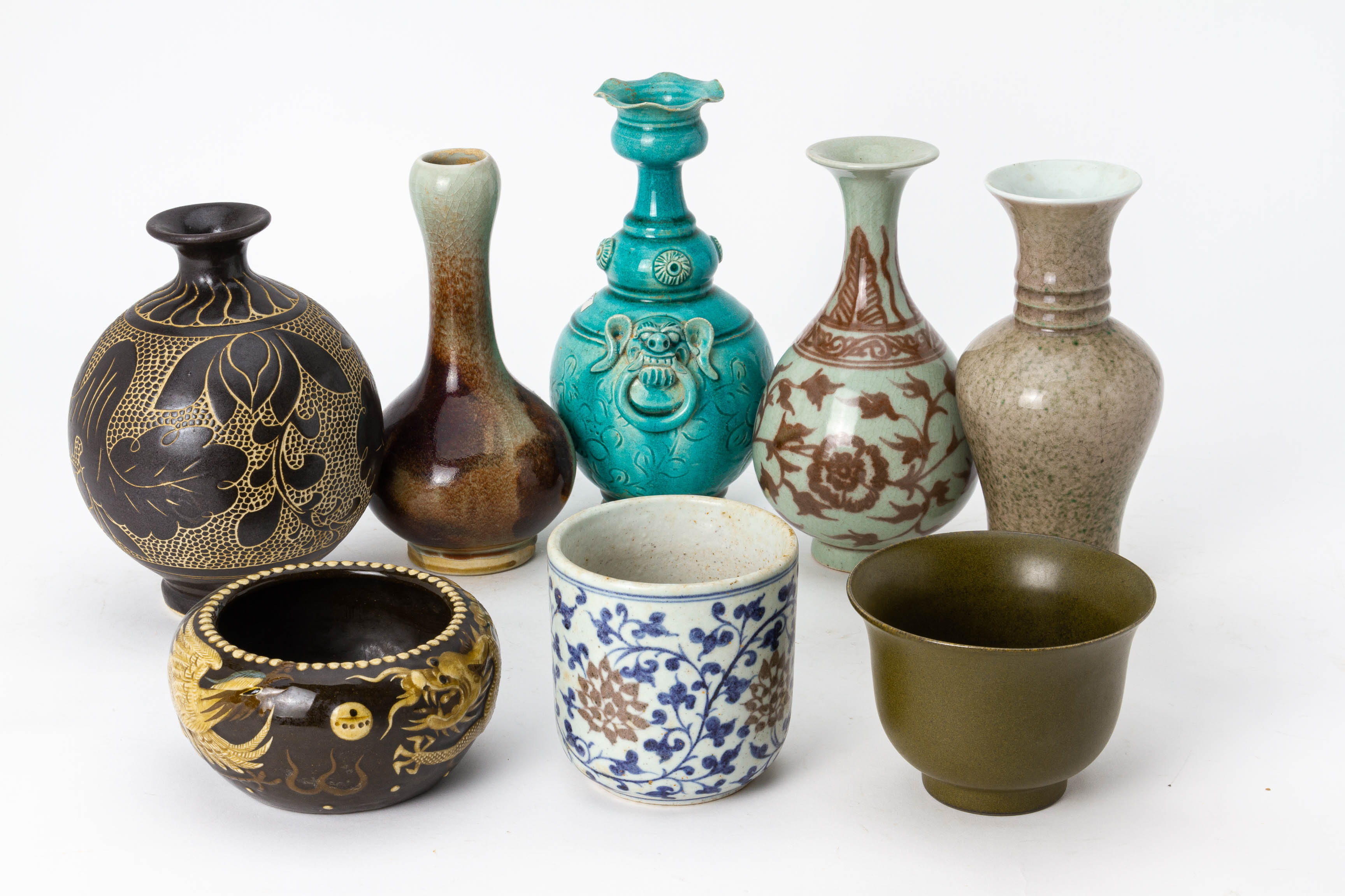 A GROUP OF EIGHT CHINESE CERAMIC VASES AND BOWLS