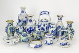 A GROUP OF FOURTEEN BLUE AND WHITE PORCELAIN ITEMS