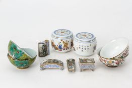 A GROUP OF SMALL FAMILLE ROSE CERAMICS