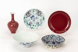 A MIXED GROUP OF FIVE CHINESE PORCELAIN ITEMS