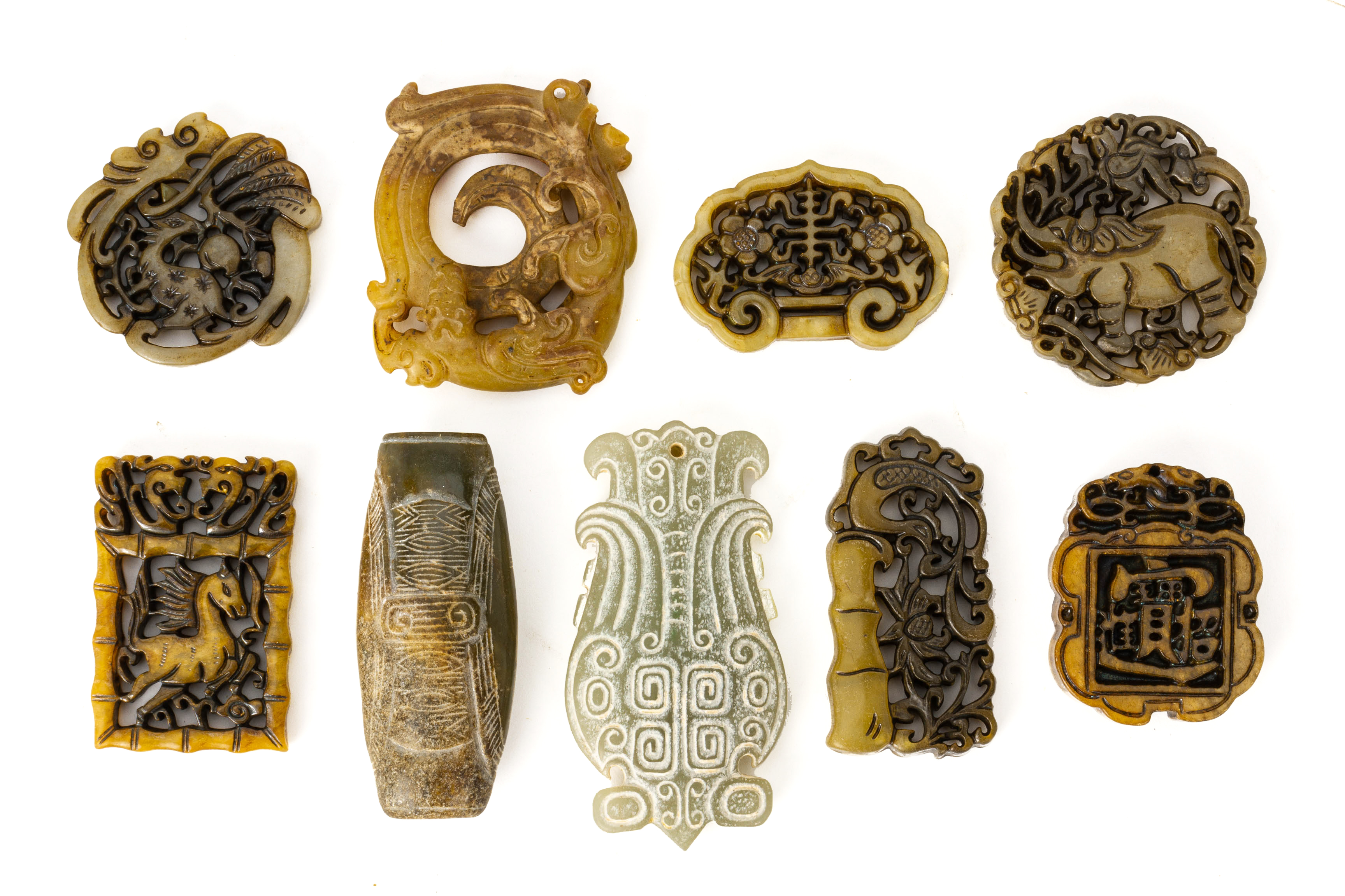 A LARGE GROUP OF ASSORTED SMALL STONE CARVINGS - Image 3 of 3