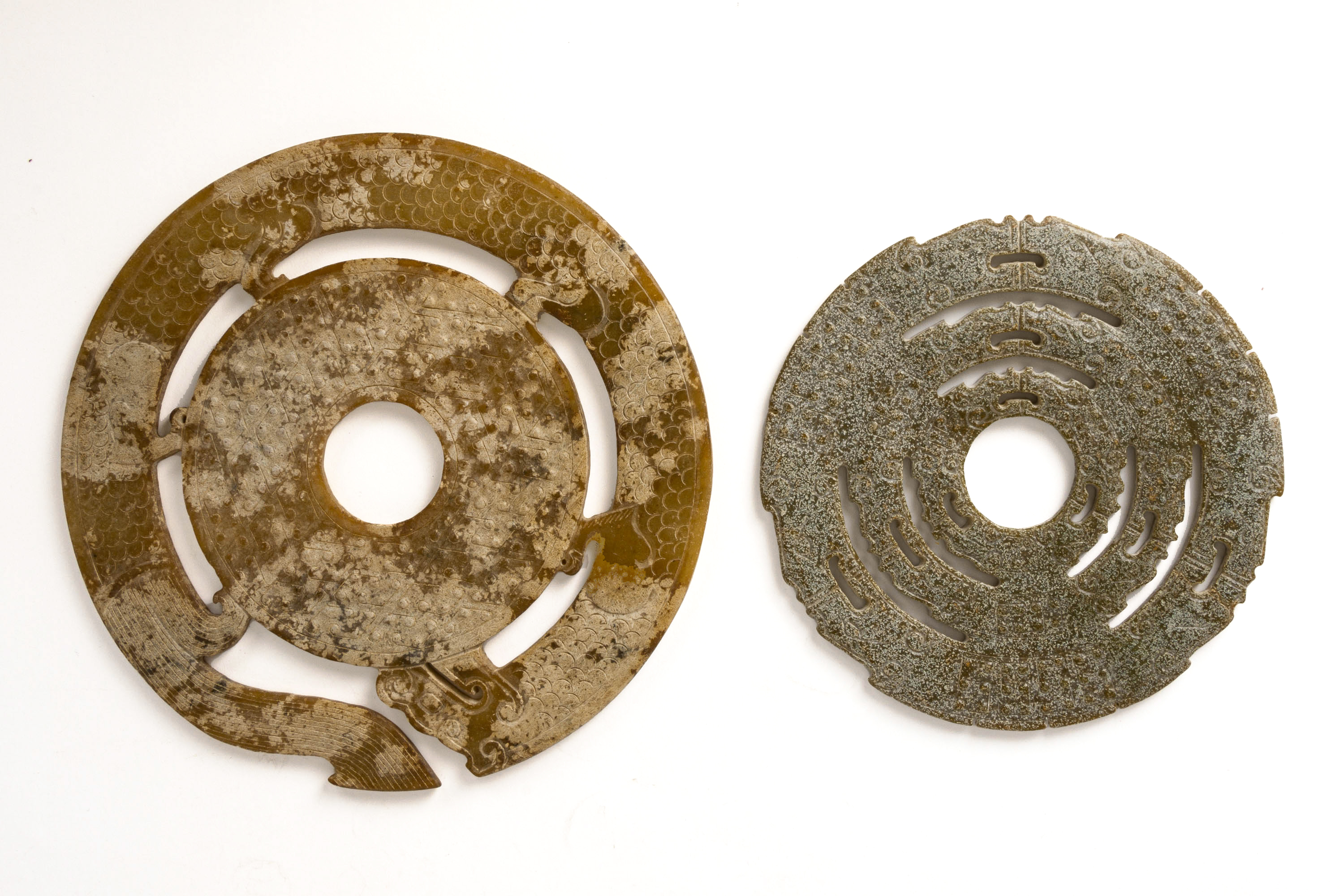 A GROUP OF FIVE ARCHAIC STYLE CARVED STONE BI DISCS - Image 3 of 3