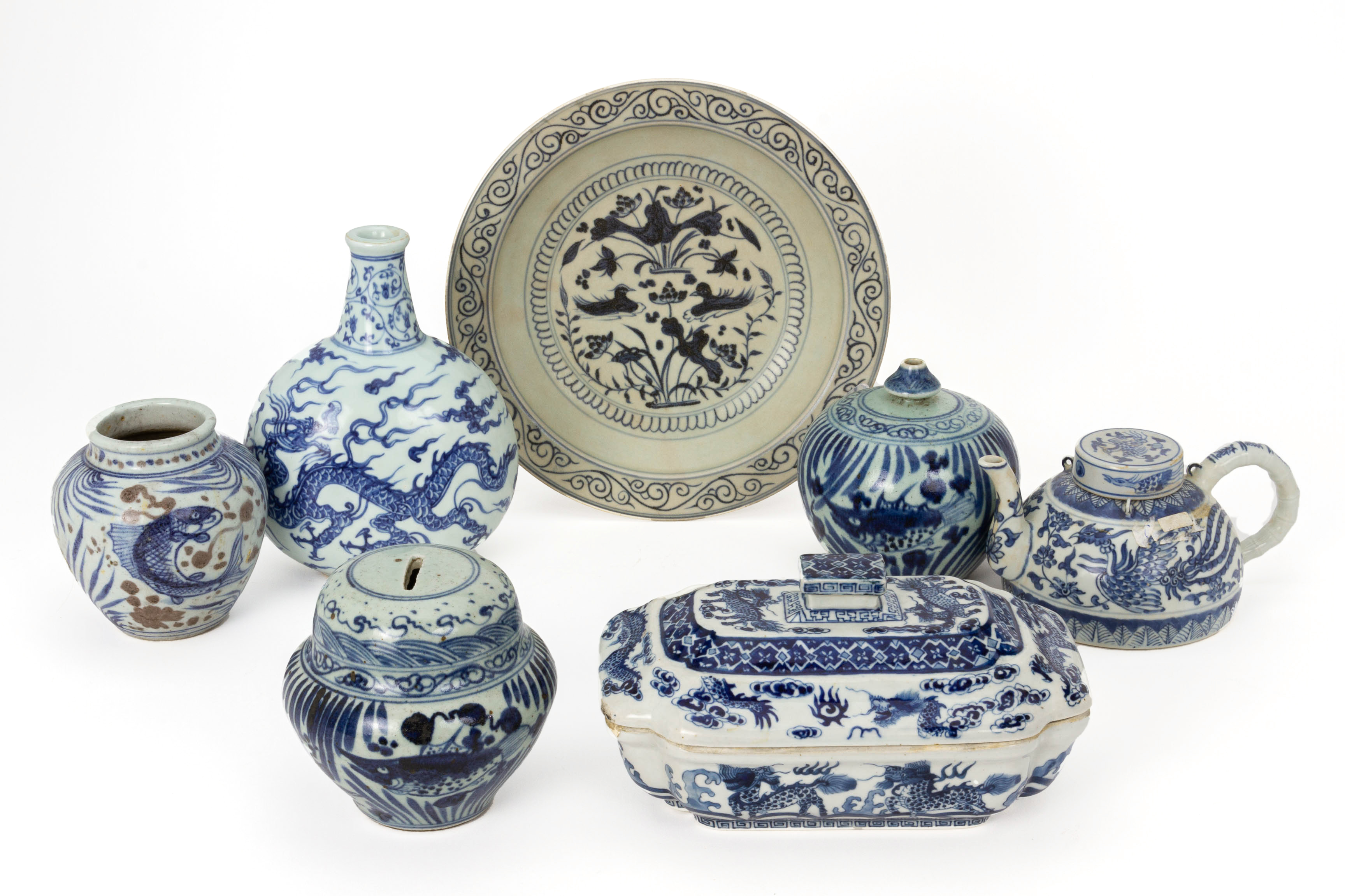 A GROUP OF SEVEN BLUE AND WHITE PORCELAIN ITEMS