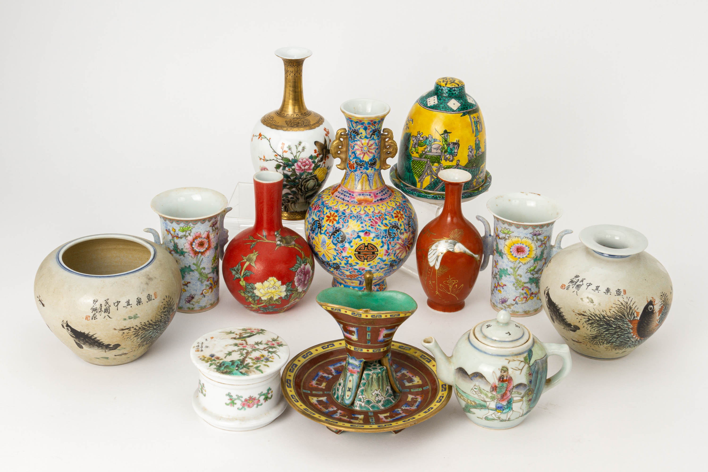 A GROUP OF ASSORTED FAMILLE ROSE AND OTHER CERAMICS