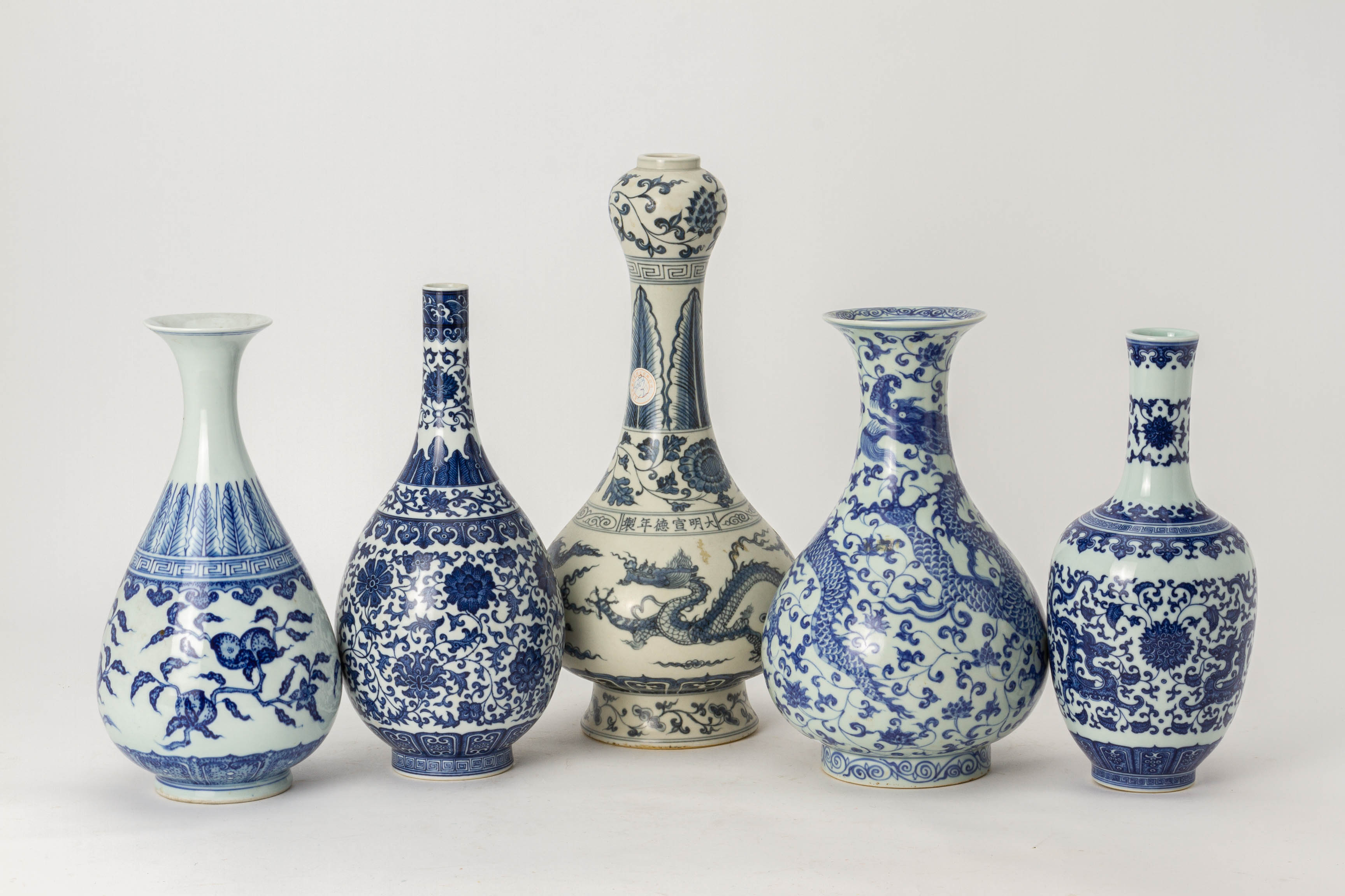 A GROUP OF FIVE CHINESE BLUE AND WHITE PORCELAIN ITEMS