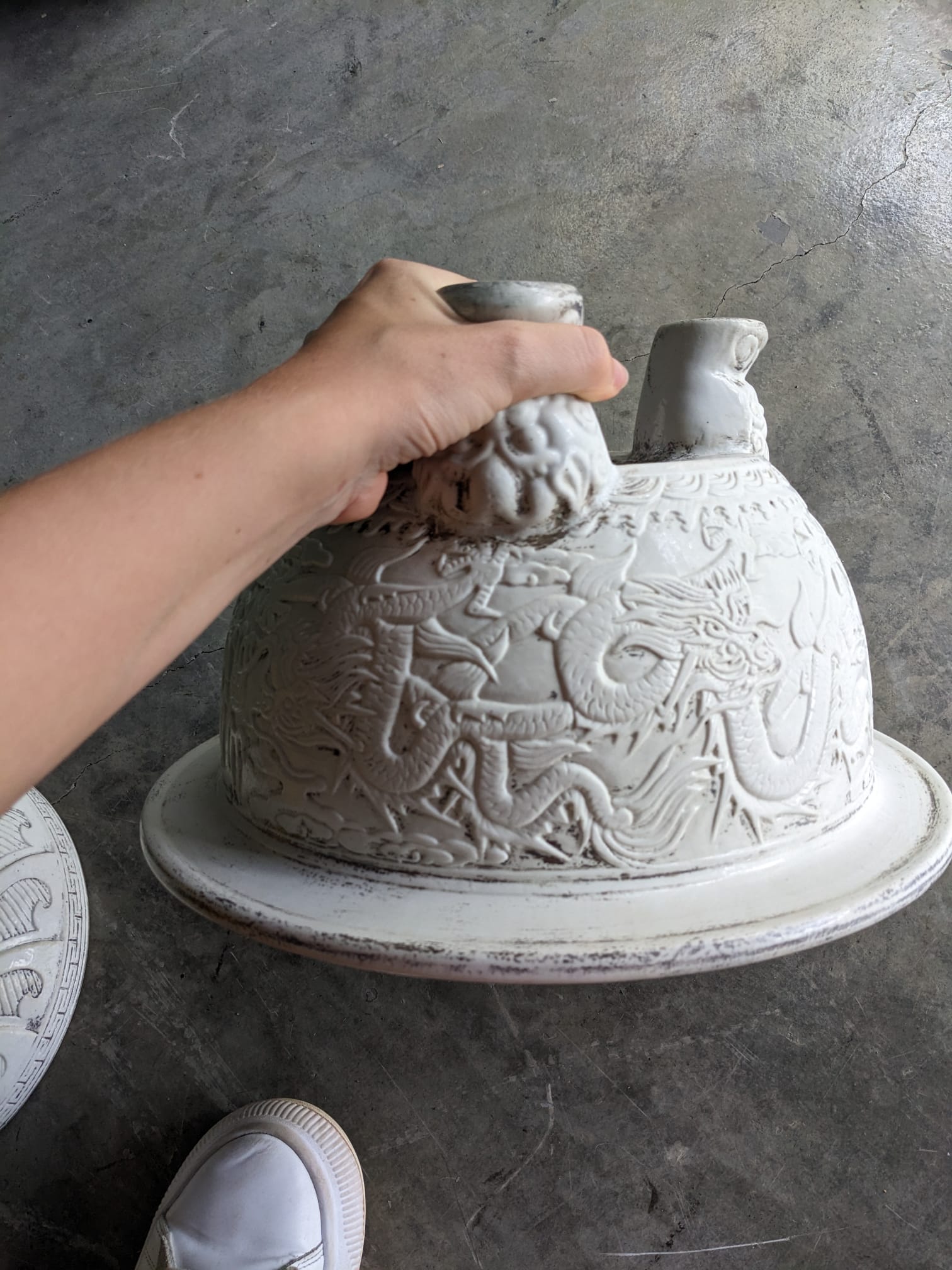 A WHITE GLAZED RELIEF MOULDED TRIPOD CENSER - Image 11 of 14