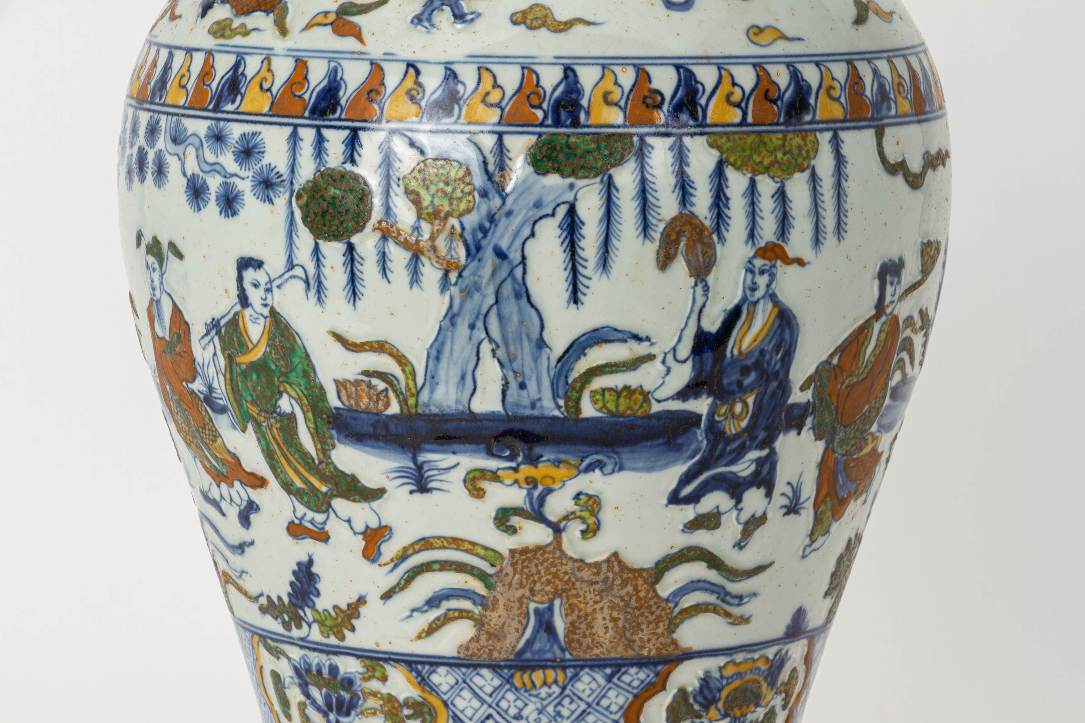 AN UNDERGLAZE BLUE AND POLYCHROME DECORATED MEIPING VASE - Image 3 of 3