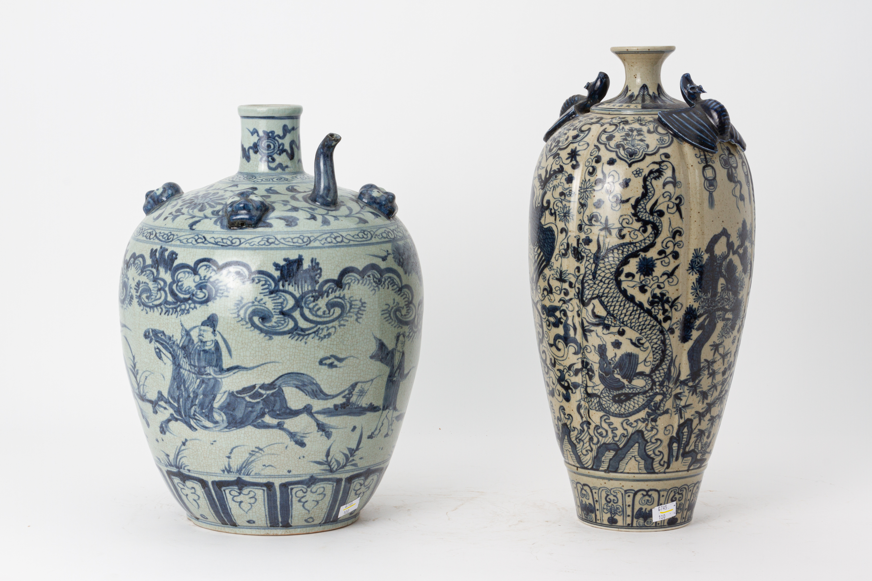 A LARGE BLUE AND WHITE VESSEL AND A FLUTED VASE - Image 2 of 3