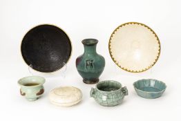 A GROUP OF SEVEN EARLY STYLE CHINESE CERAMIC ITEMS