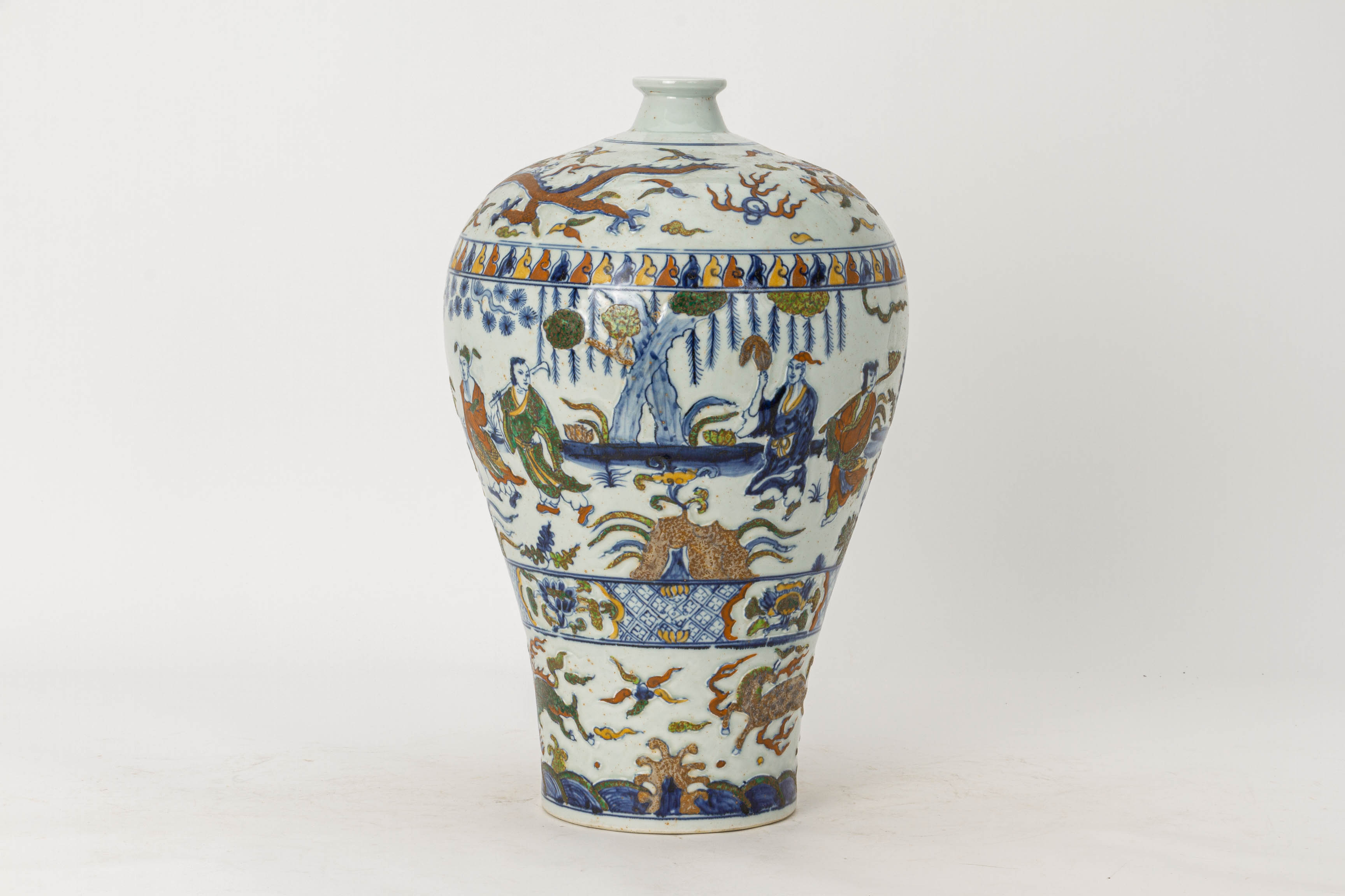 AN UNDERGLAZE BLUE AND POLYCHROME DECORATED MEIPING VASE