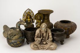 A LARGE GROUP OF ASSORTED METALWARE ITEMS