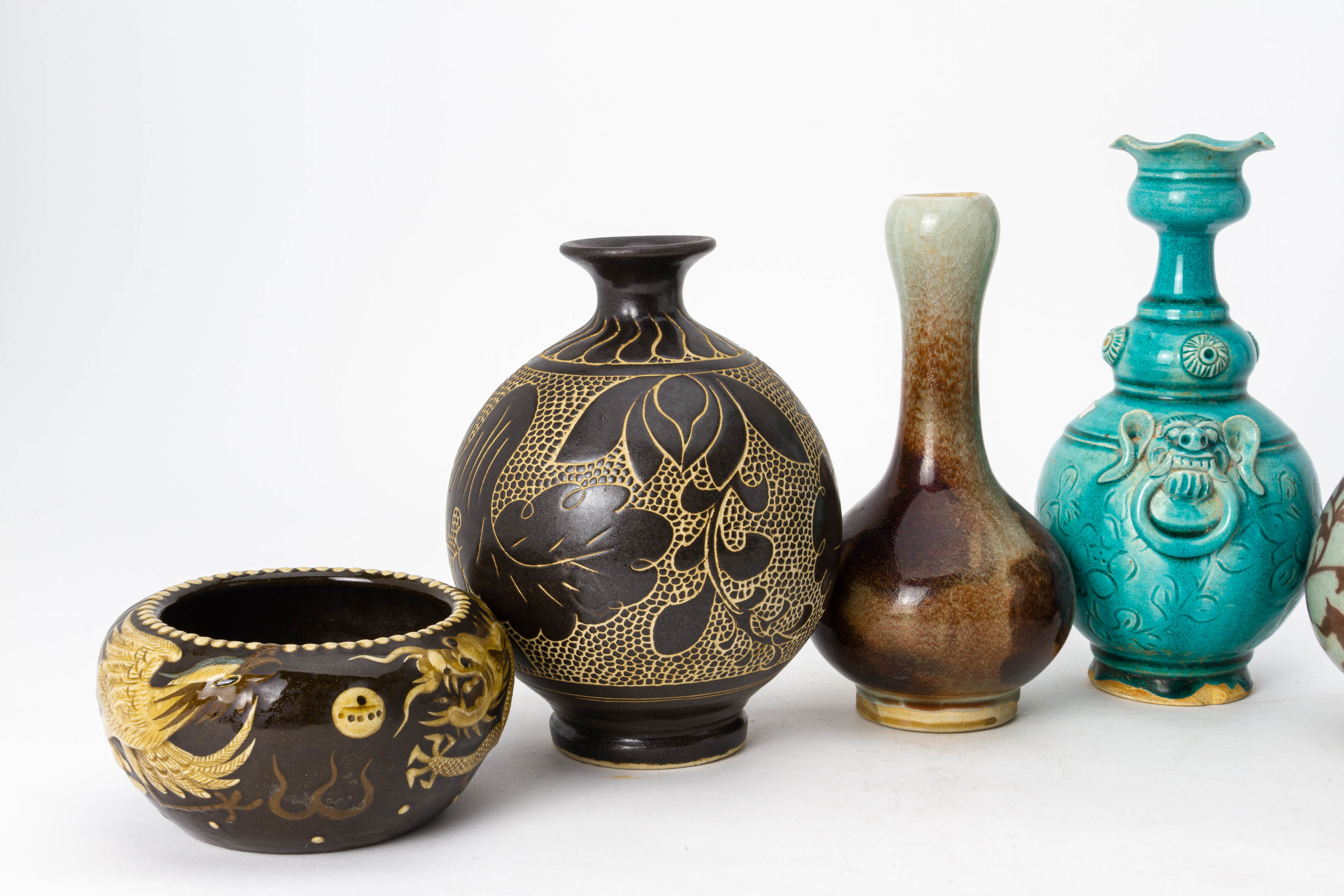 A GROUP OF EIGHT CHINESE CERAMIC VASES AND BOWLS - Image 2 of 3