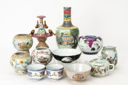 AN ASSORTED GROUP OF TWELVE FAMILLE ROSE PORCELAIN ITEMS