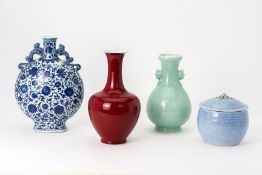 A GROUP OF FOUR CHINESE PORCELAIN ITEMS