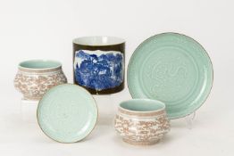 A GROUP OF FIVE CHINESE PORCELIN ITEMS