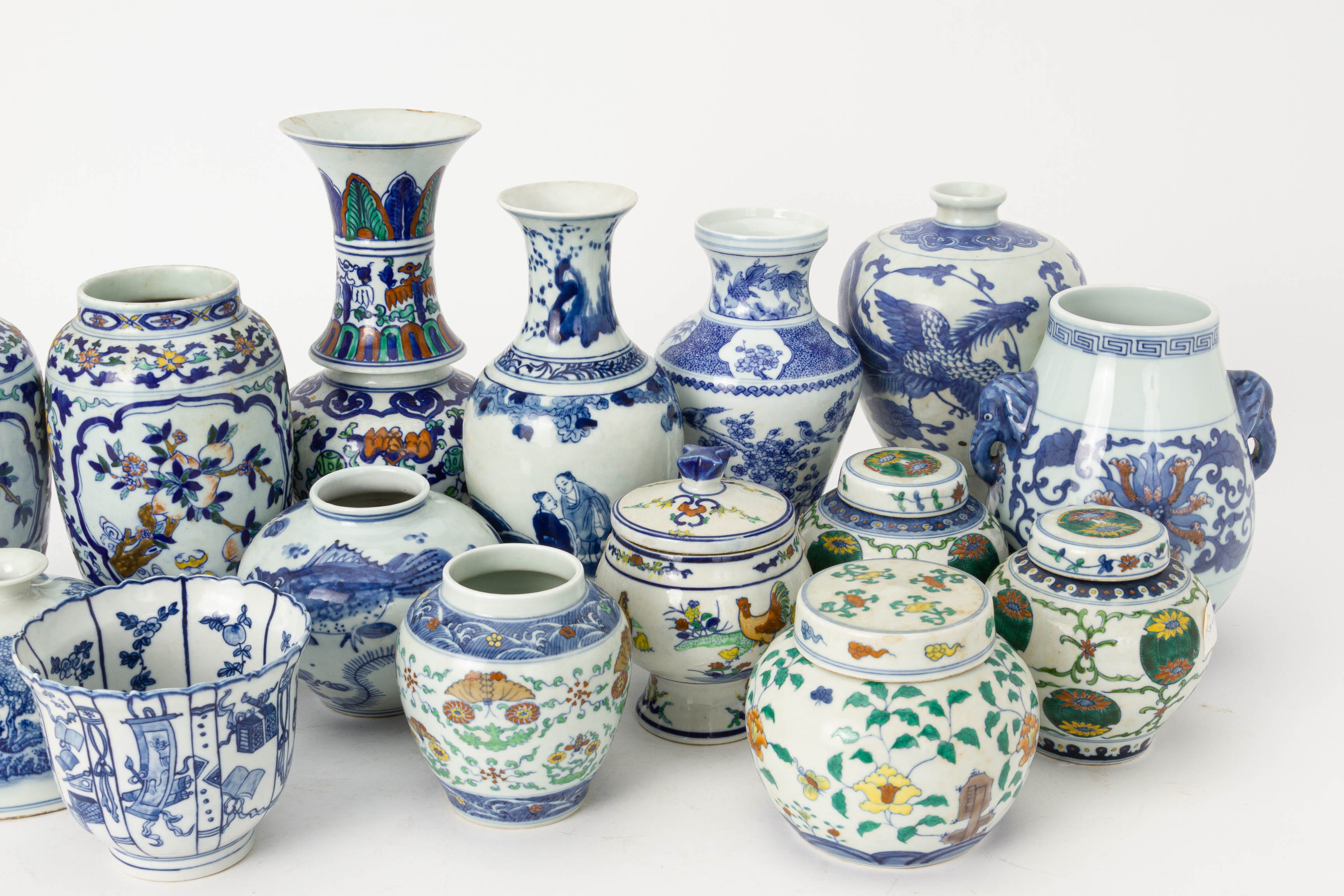 AN ASSORTED GROUP OF BLUE AND WHITE AND DOUCAI PORCELAIN - Image 3 of 3