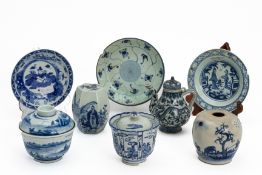 A GROUP OF EIGHT BLUE AND WHITE PORCELAIN ITEMS