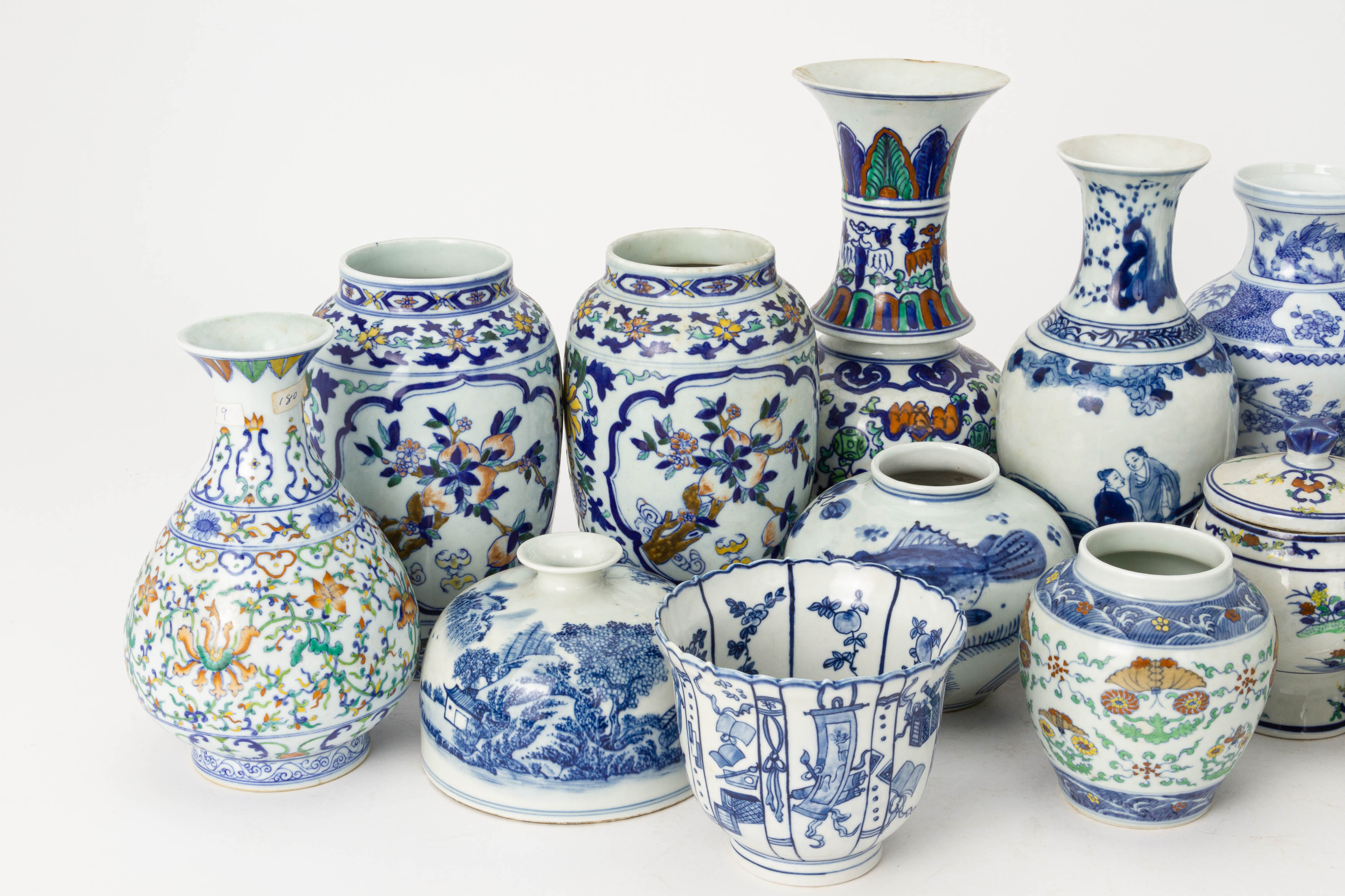 AN ASSORTED GROUP OF BLUE AND WHITE AND DOUCAI PORCELAIN - Image 2 of 3