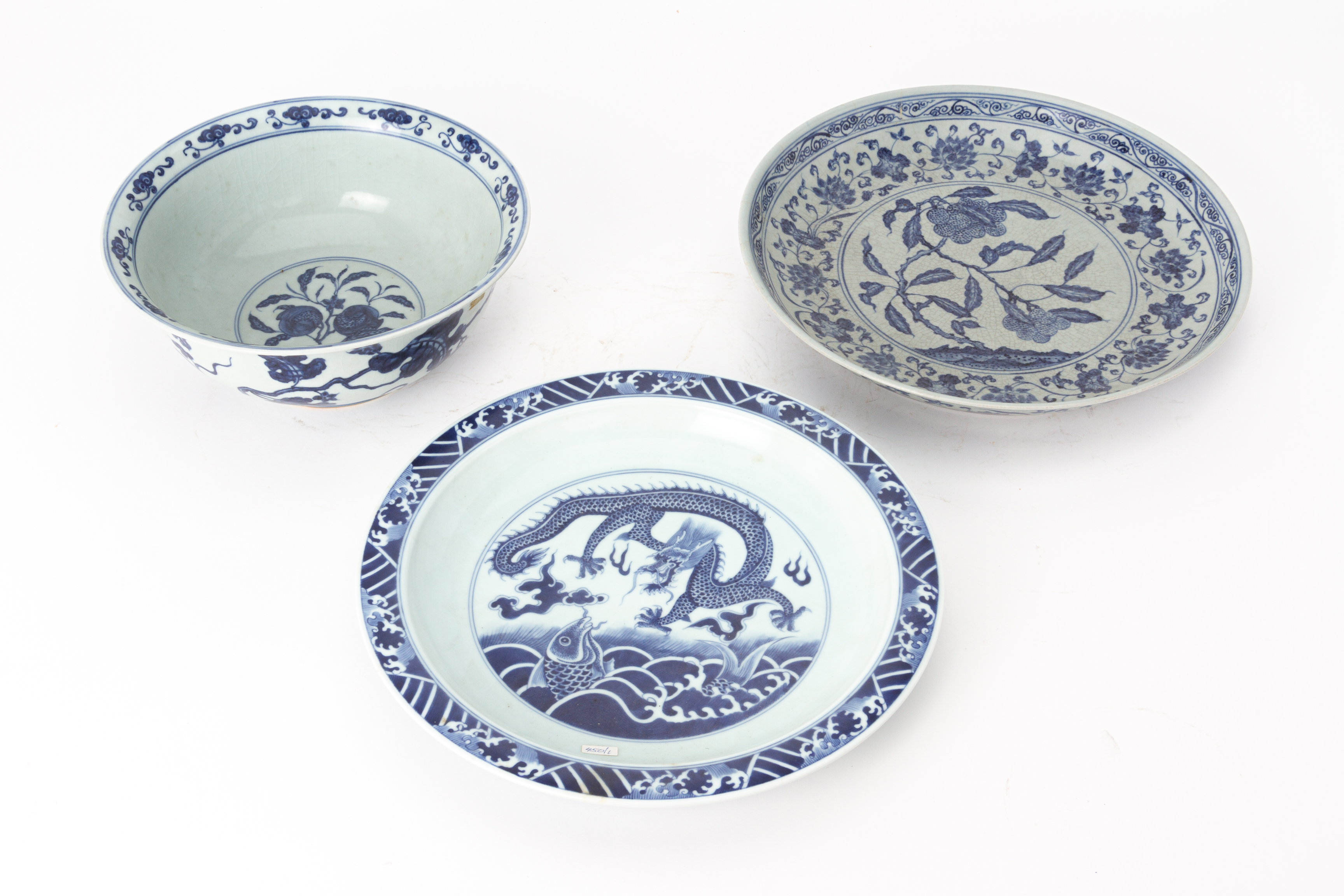 THREE CHINESE BLUE AND WHITE PORCELAIN ITEMS