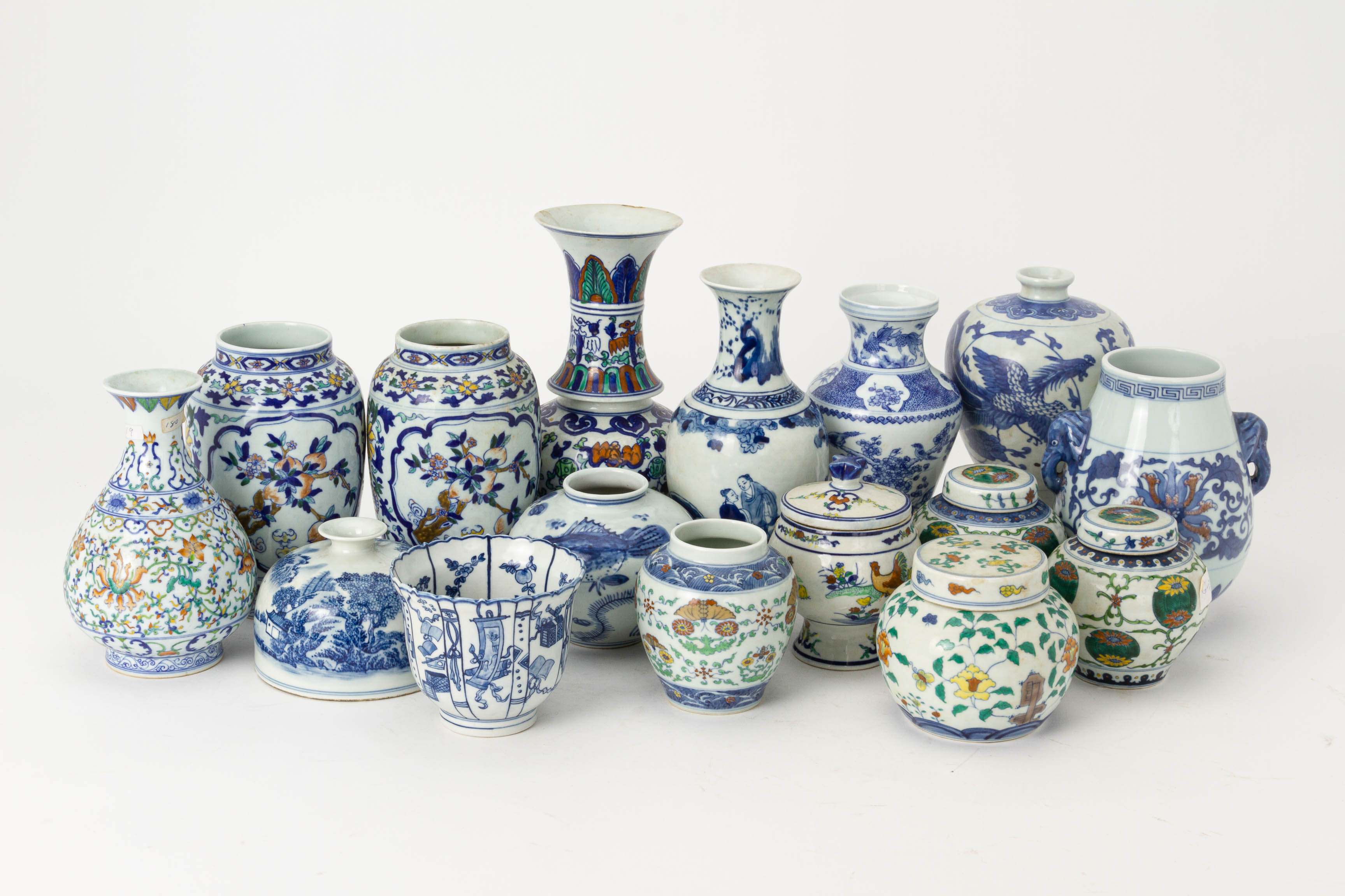 AN ASSORTED GROUP OF BLUE AND WHITE AND DOUCAI PORCELAIN