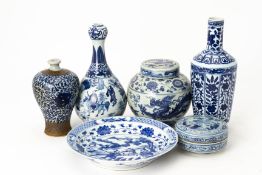 A GROUP OF SIX BLUE AND WHITE PORCELAIN ITEMS