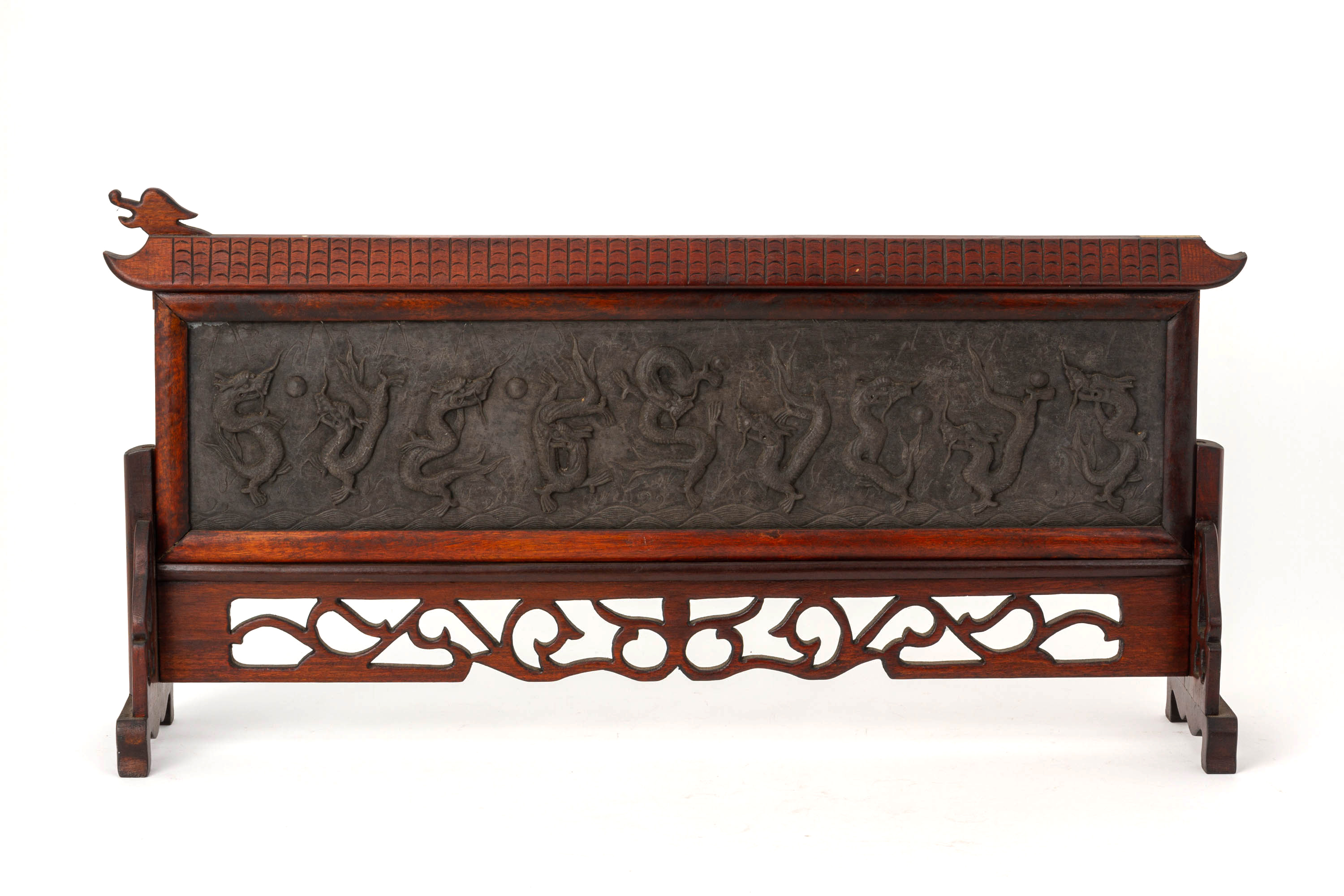 A CARVED STONE DRAGON PANEL AND A LACQUER BOX AND COVER - Image 3 of 3