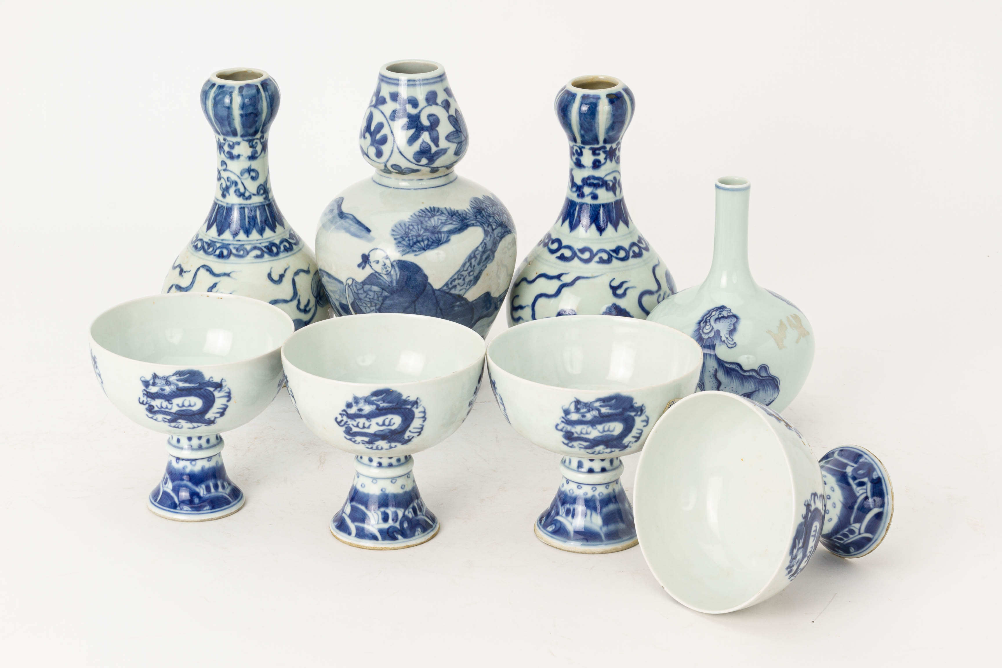A GROUP OF EIGHT BLUE AND WHITE PORCELAIN ITEMS