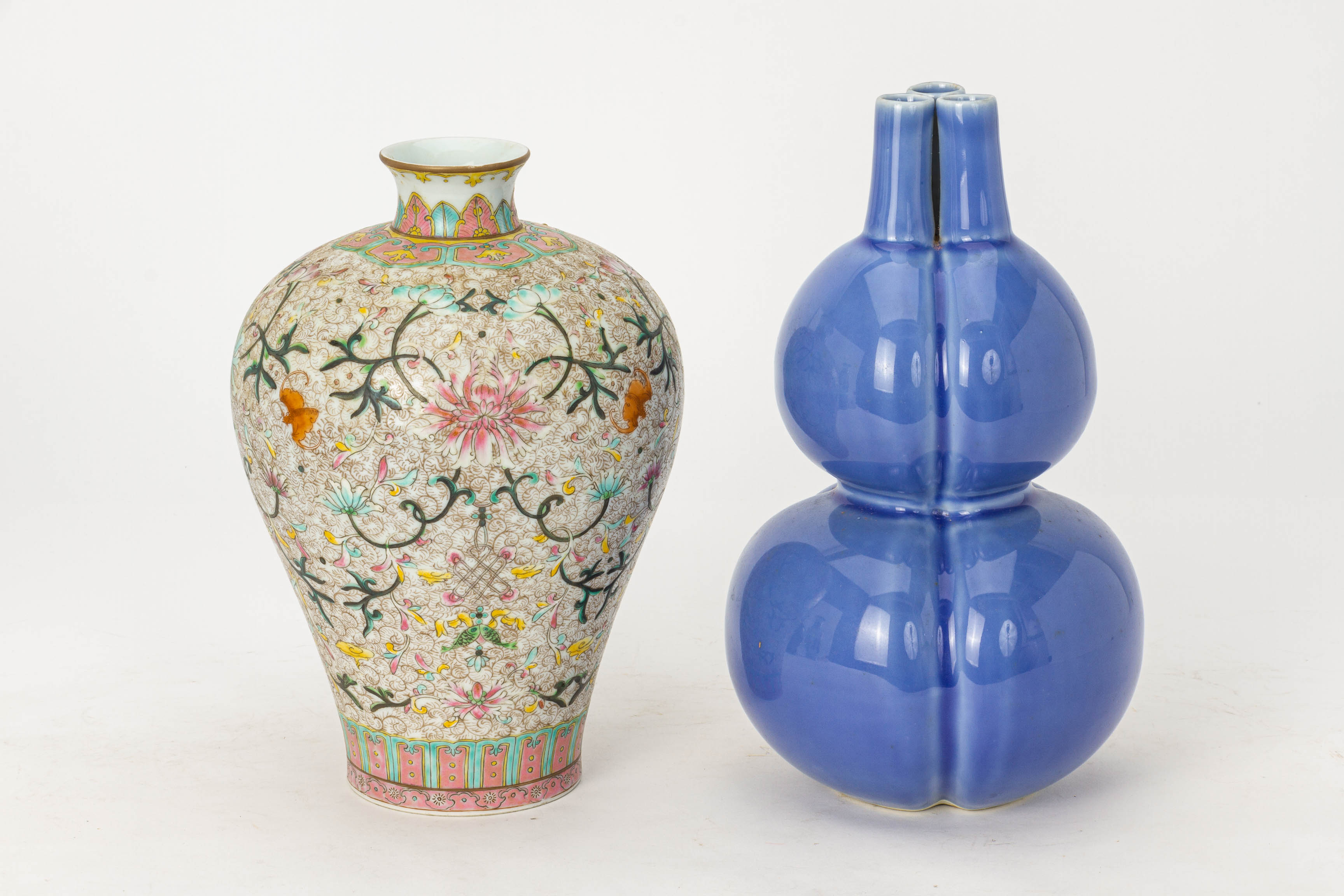 A GROUP OF FOUR ASSORTED CHINESE PORCELAIN VASES - Image 2 of 3