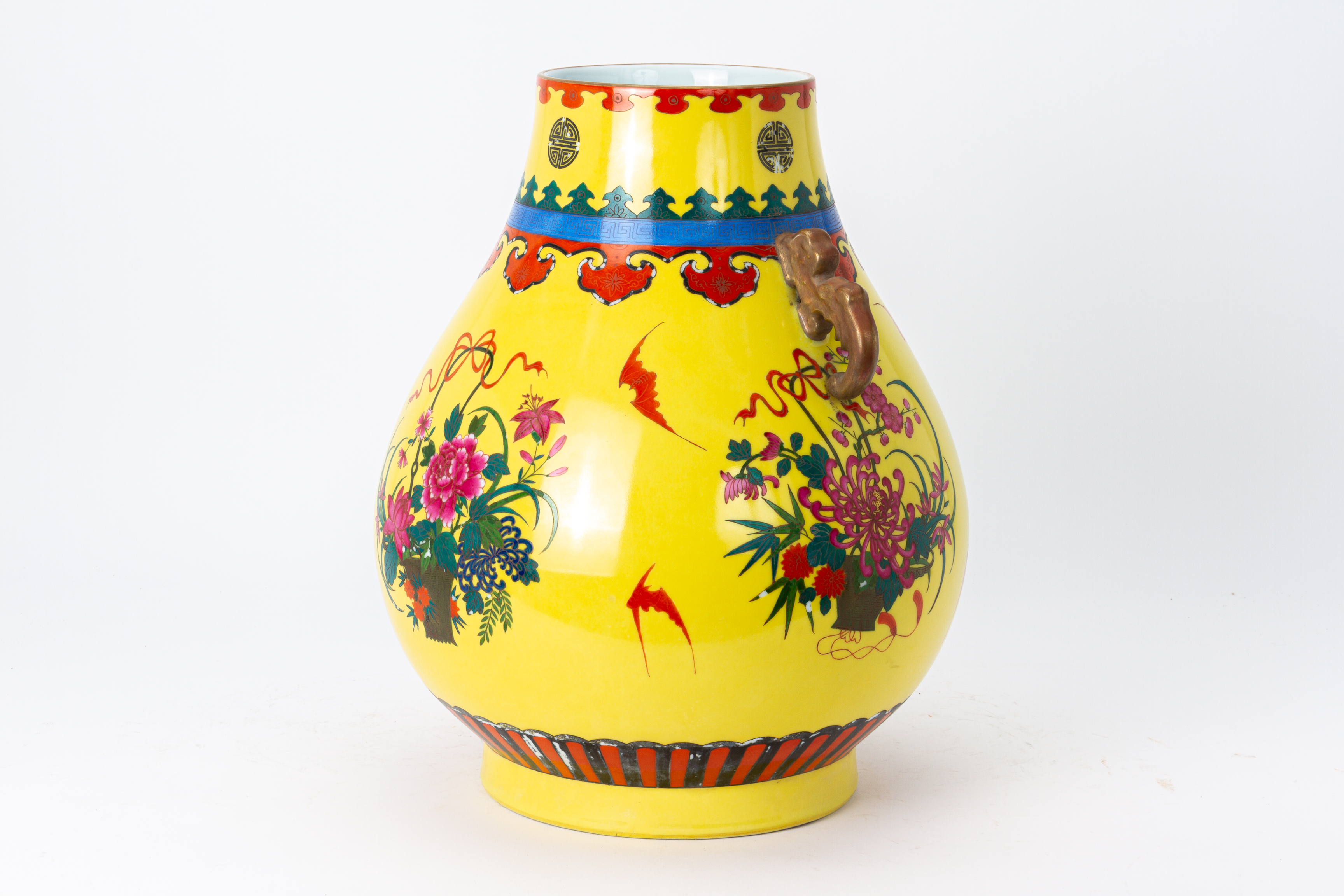 A LARGE YELLOW GROUND TWIN HANDLED HU SHAPED VASE - Image 2 of 3