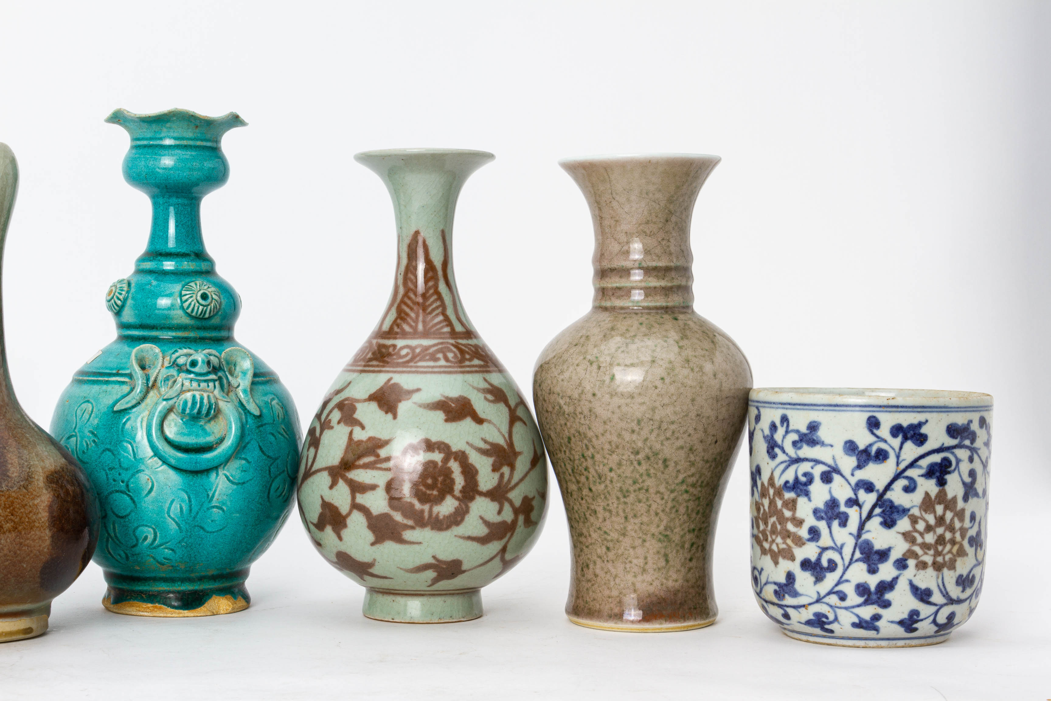 A GROUP OF EIGHT CHINESE CERAMIC VASES AND BOWLS - Image 3 of 3