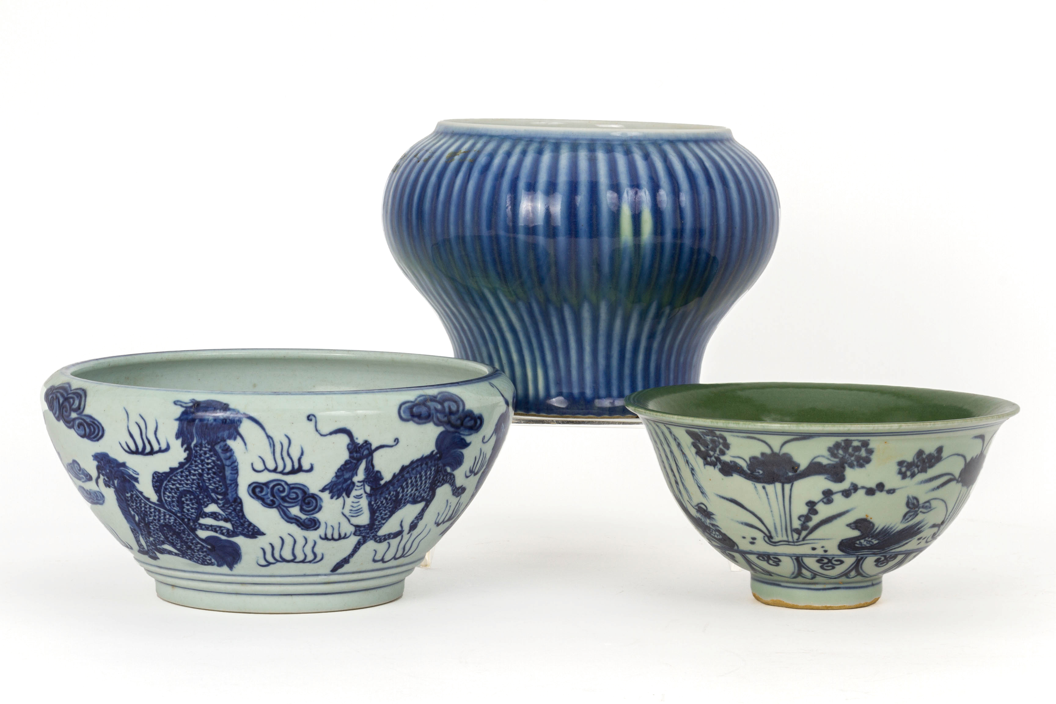 A GROUP OF FOUR ASSORTED CERAMIC BOWLS - Image 2 of 3