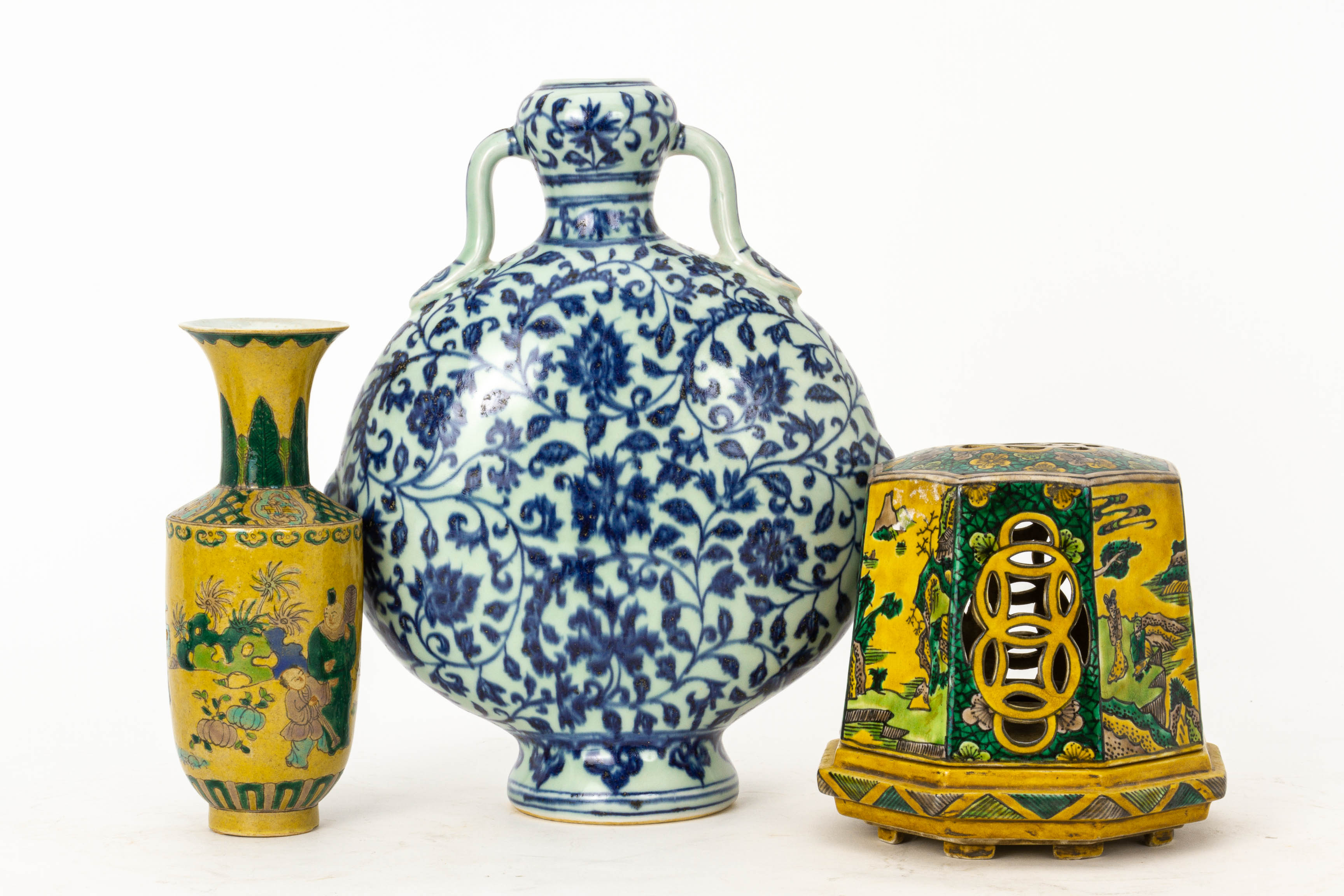 A GROUP OF SIX ASSORTED CHINESE CERAMICS - Image 2 of 24