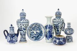 A GROUP OF SEVEN BLUE AND WHITE CERAMICS ITEMS