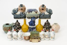 AN ASSORTED MIX OF SMALL ORIENTAL CERAMIC ITEMS
