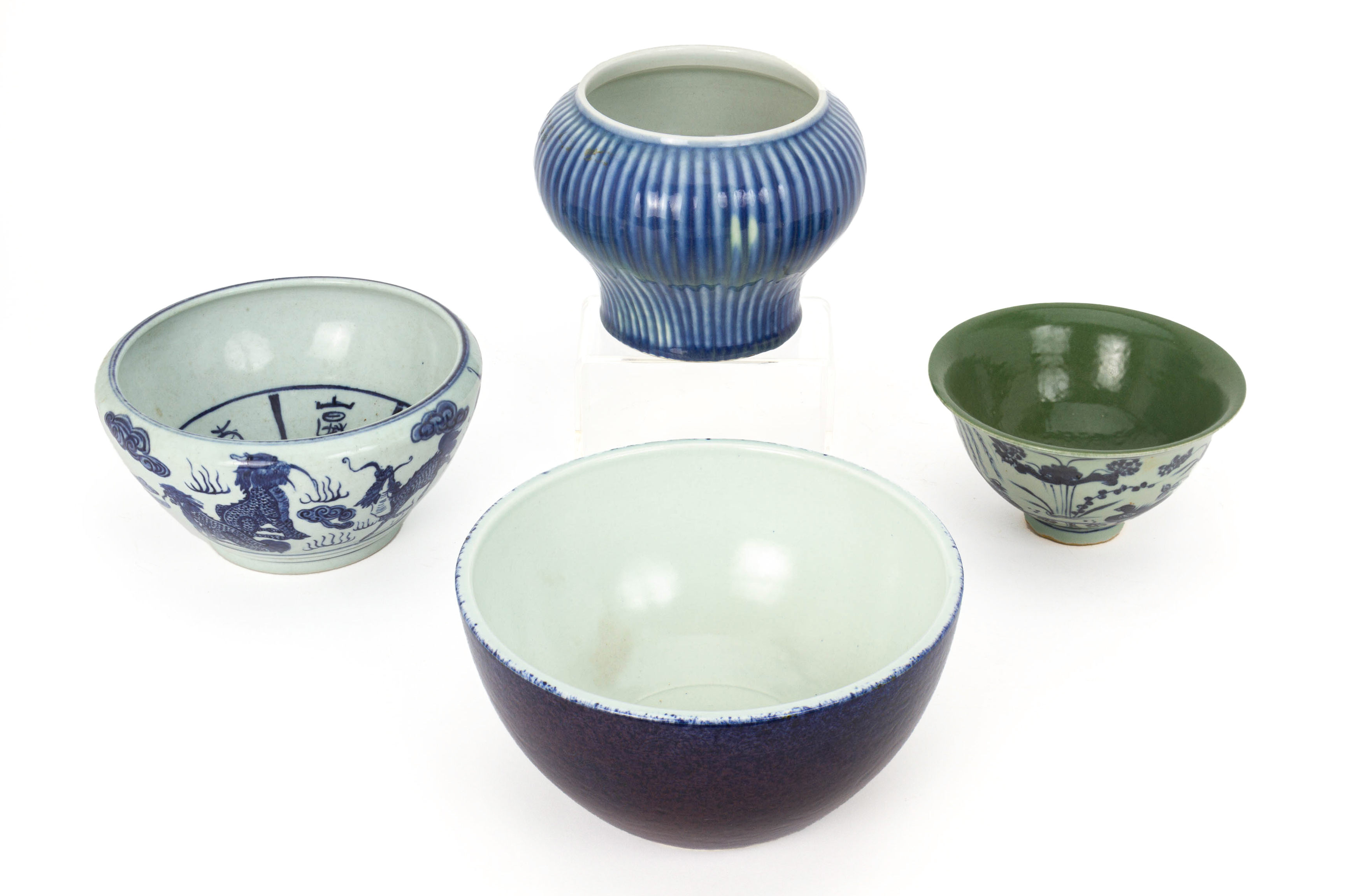 A GROUP OF FOUR ASSORTED CERAMIC BOWLS