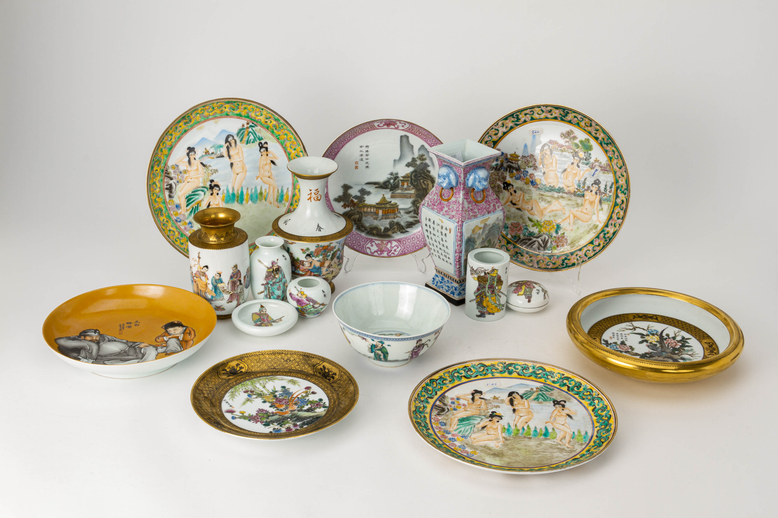 A LARGE GROUP OF ASSORTED FAMILLE ROSE PORCELAIN ITEMS