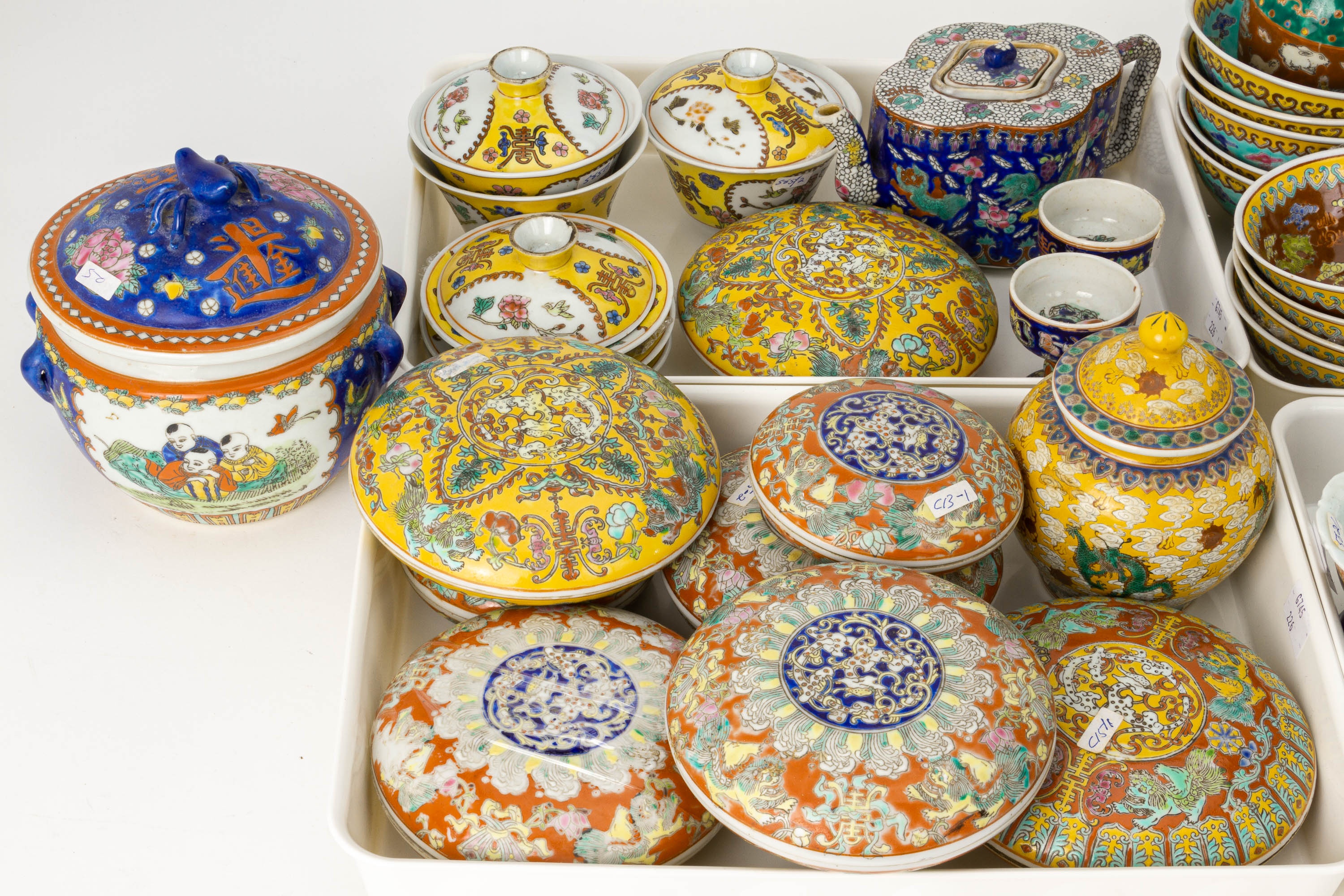 A LARGE GROUP OF CHINESE POLYCHROME ENAMELLED ITEMS - Image 2 of 3
