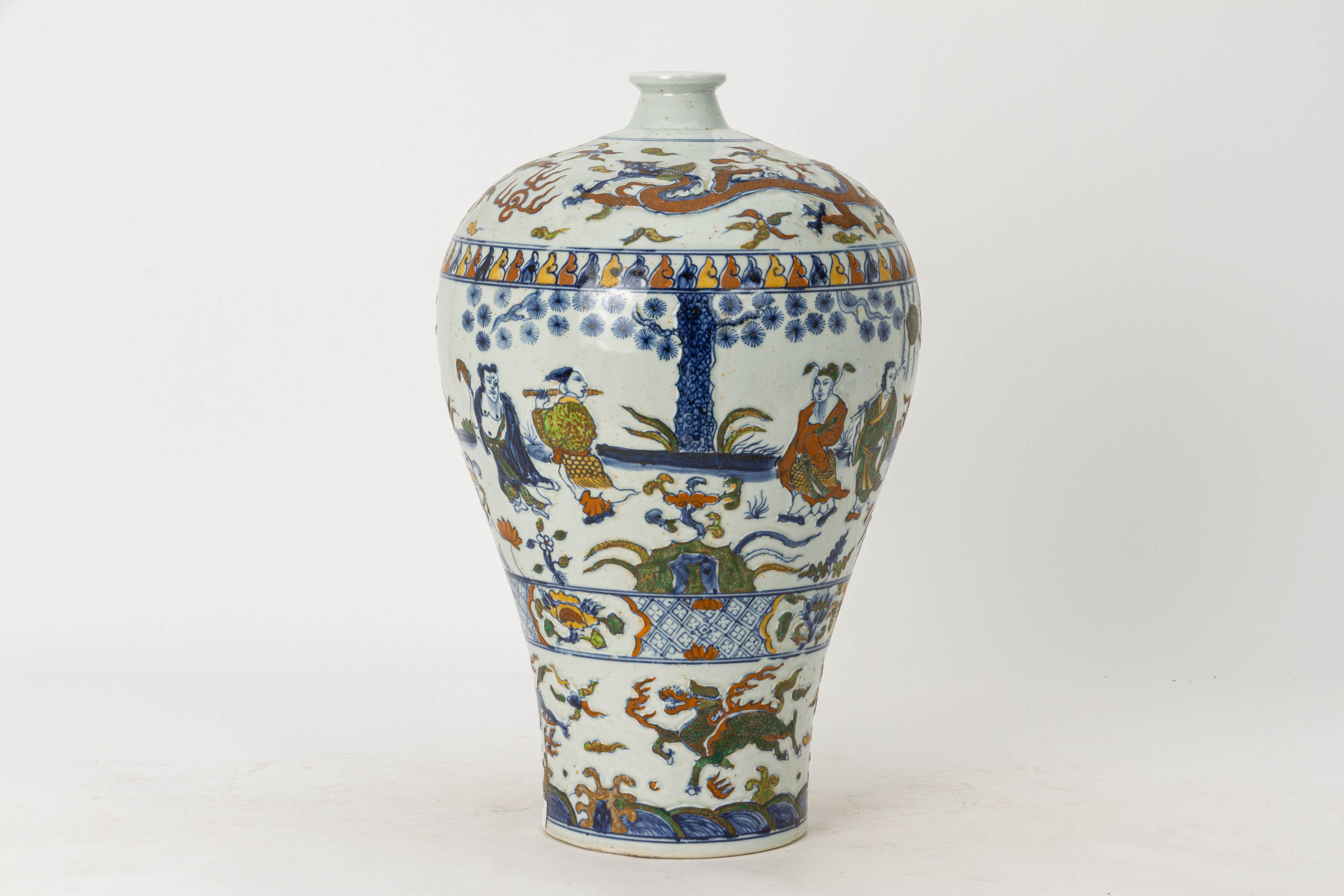 AN UNDERGLAZE BLUE AND POLYCHROME DECORATED MEIPING VASE - Image 2 of 3