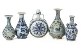 A GROUP OF FIVE BLUE AND WHITE PORCELAIN ITEMS